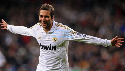 北伦敦德比历史新篇，枪手巨型Tifo致敬传奇引燃社交媒体风暴