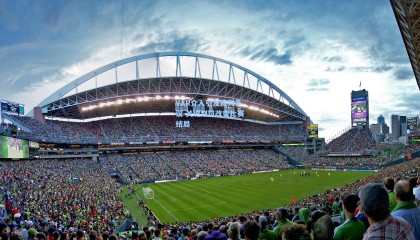 VAR介入引发裁判争议 关键判罚改变比赛结局