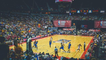 盖耶一巴掌打散队友团结，曼联主场竟难奈十人埃弗顿？