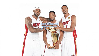 梅西第七次捧起金球奖 刷新历史纪录再创辉煌